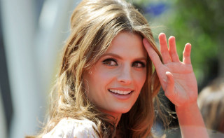 Woman peace sign smiling camera - visual art free wallpaper