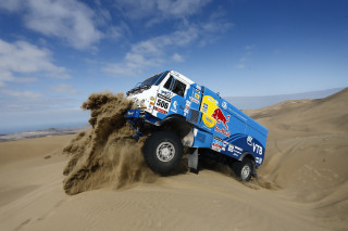 Truck driving sand dunes desert - the desert free wallpaper