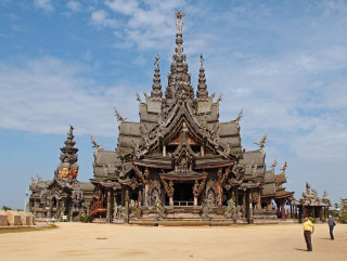 Large building statues sky background - statue free wallpaper