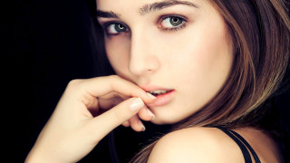 Woman ring pose hand chin - her finger free wallpaper