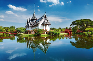 Large building lake forest trees - a sunny day free wallpaper