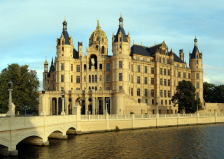 Large building bridge water front - a bridge over free wallpaper