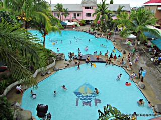 Large pool people beach dahlov - a large pool free wallpaper