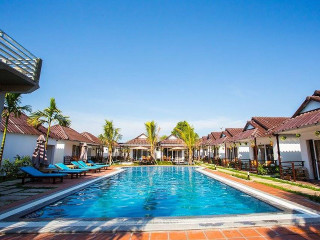 Pool lounge chairs palm trees - feature free wallpaper