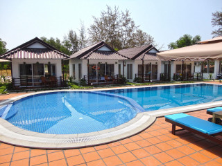 Large pool lounge chairs umbrellas 2 - a row of houses free wallpaper