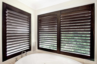 Bath tub windows wooden blinds - wooden free wallpaper