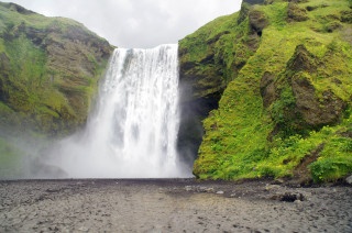 Waterfall side spray mossy cliff - mossy free wallpaper
