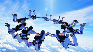 Flying people circle air arms - dynamic perspective free wallpaper