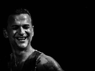 Man tattoo smiling camera black - les nabis free wallpaper