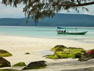 Boat water beach rocks tree - the water near a beach free wallpaper