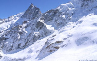 Skiing snowy mountain sky background - a snowy mountain free wallpaper