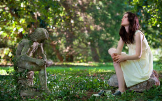 Woman statue park christmas lights - figurative art free wallpaper