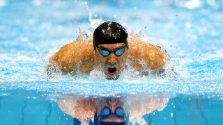 Man swimming pool goggles helmet 2 - clear focus free wallpaper