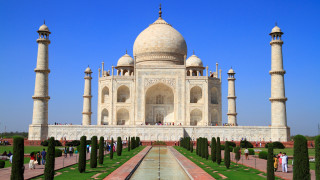 Large white building fountain people - a large white building free wallpaper