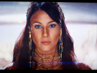 Woman blue eyes gold jewelry - daphne allen free wallpaper