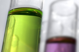 Green purple liquid glass tabletop - octane renderer free wallpaper