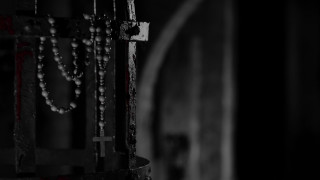 Cross beads doorframe darkroom blackwhite - detailed free wallpaper