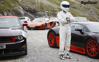 Man racing suit car mountains - other car behind free wallpaper
