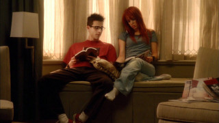 Man woman couch cellphone livingroom - a cell free wallpaper