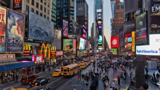Busy city street people cars - busy free wallpaper