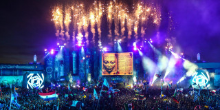 Concert crowd fireworks large screen - a large crowd of people free wallpaper