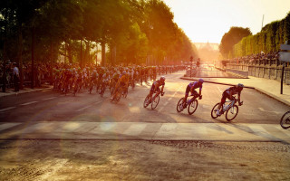 Bicyclists crowd street ride watching - a crowd of people free wallpaper