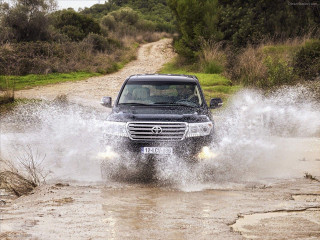 Black truck puddle dirt road - a puddle of water free wallpaper