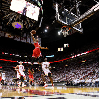 Basketball player dunking ball game - free sports wallpaper