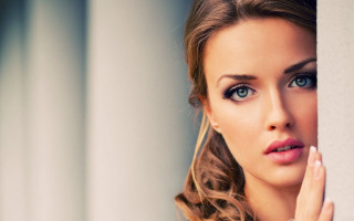 Woman blue eyes ring wall - shaded free wallpaper