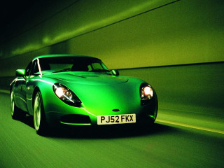 Green sports car tunnel dark - a green sports car free wallpaper