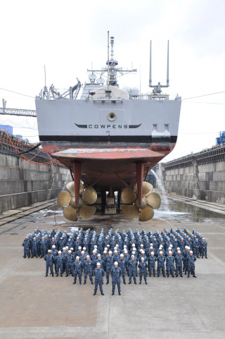 Men ship dry dock propeller - incoherent free wallpaper