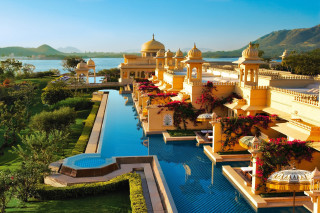 Pool fountain building mountains cityscape - a large pool free wallpaper