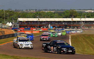 Cars racing track crowd watching - a crowd watching free wallpaper