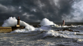Lighthouse waves ocean cloudy sky - the ocean under a cloudy sky free wallpaper