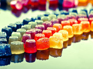 Gummy bears row table top - a row free wallpaper