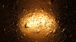 Street light rain drops dark - holography free wallpaper