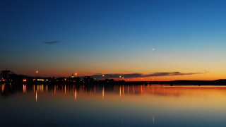 Water city night crescent moon - night sky free wallpaper