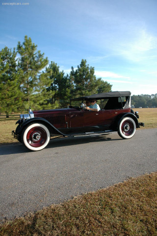 Vintage car road field grass - near free wallpaper