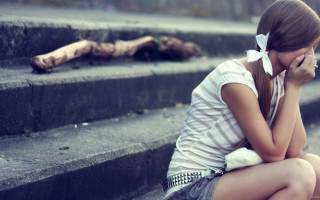 Girl sitting steps crying cellphone - her cell phone free wallpaper