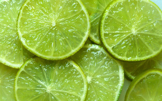 Limes pile table blue background - top of a table next free wallpaper