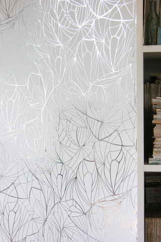 White wall leaves drawing bookshelf - free minimalism wallpaper