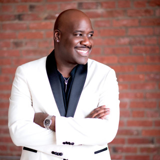 Man white suit black shirt - against free wallpaper