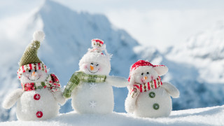 Three snowmen snow mountain background - a scarf free wallpaper