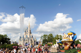 Crowd castle plane sky background - a castle in the background free wallpaper