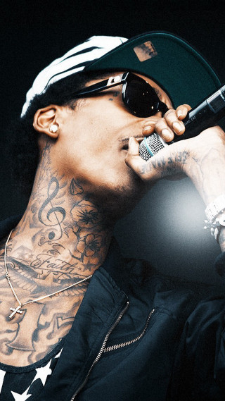 Man hat sunglasses microphone ear - holding free wallpaper
