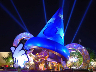 Large blue hat mickey mouse - a building in the background free wallpaper