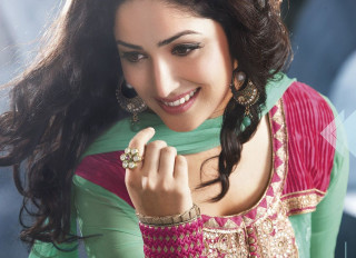 Woman green pink dress smiling 2 - an oil free wallpaper