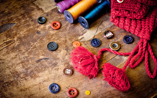 Table buttons scarf scissors thread - a cross stitch free wallpaper