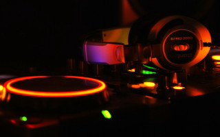 Turntable closeup neon glow dark - the top free wallpaper