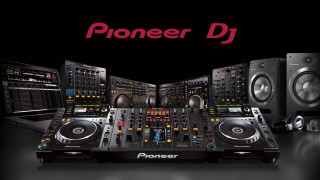 Electronic equipment table black background - studio photo free wallpaper